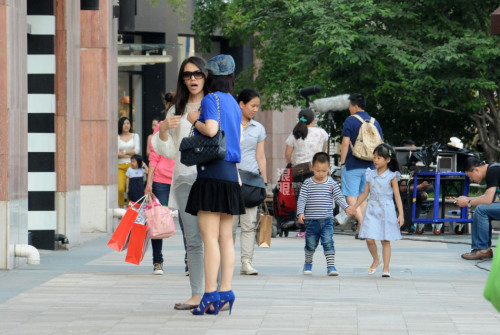 翁虹潮媽造型帶子逛街一路熱聊