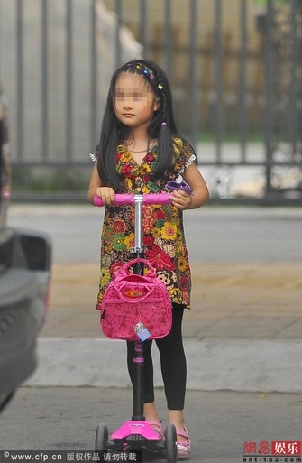 文章馬伊琍女兒戶外玩滑板車