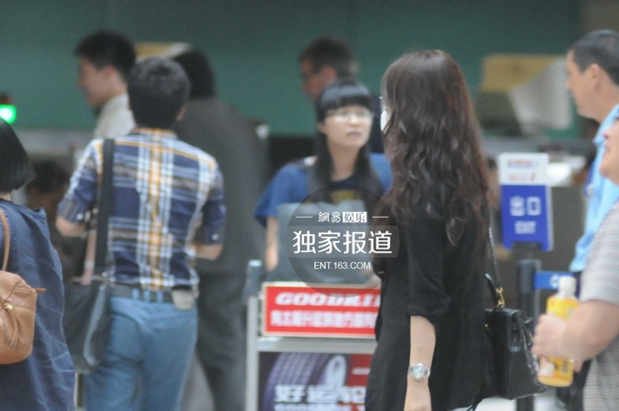 趙薇攜女現身機場為防偷拍分開而行