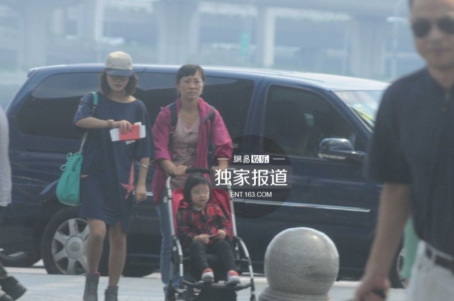 趙薇攜女現身機場為防偷拍分開而行