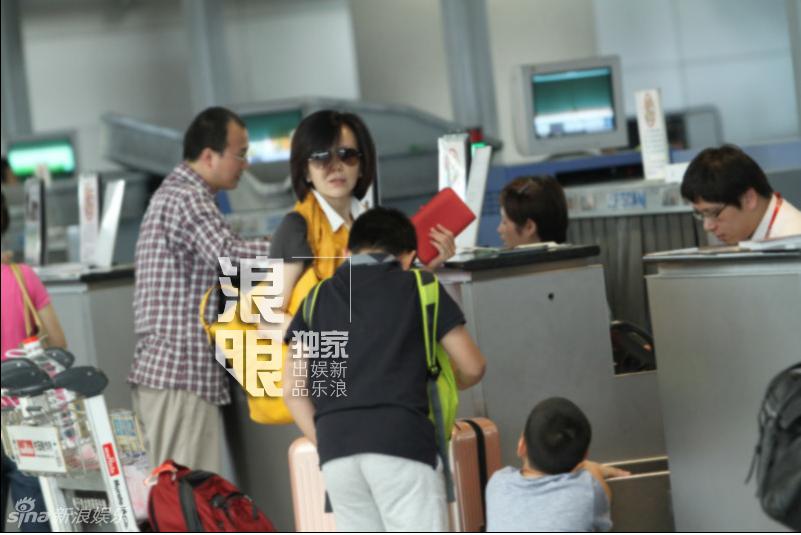 琳攜兩子出游兒子爭推行李