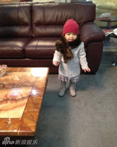 趙薇愛女小四月成長記錄撒嬌賣萌惹人愛