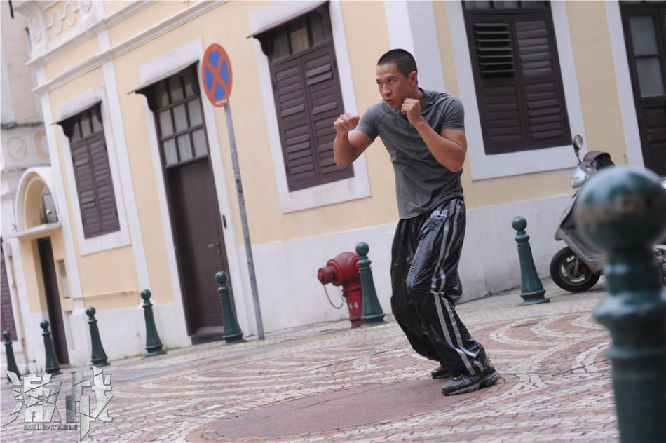 "激戰(zhàn)"曝張家輝訓(xùn)練照海邊扛油桶石墩