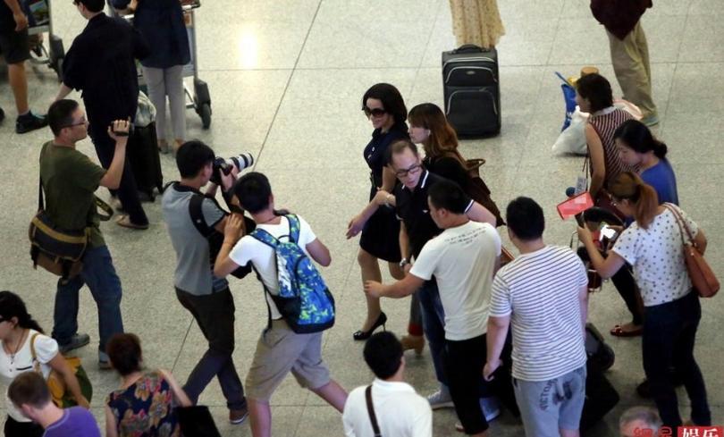 劉曉慶婚后低調返京被媒體瘋狂堵截