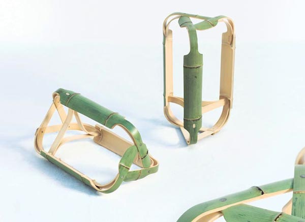 用水泥連接件固定的竹凳