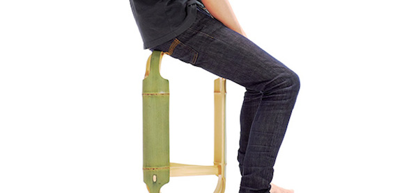 用水泥連接件固定的竹凳