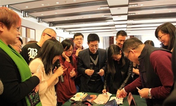 引領(lǐng)中國流行面料推動面料開發(fā)