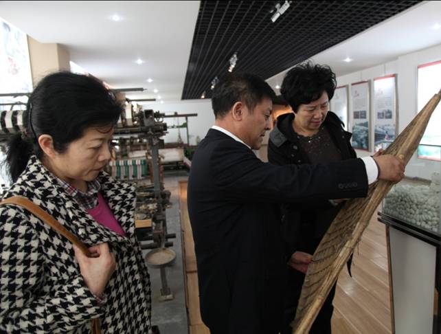 湖州著名絲綢企業董事長蒞企參觀玖久絲綢