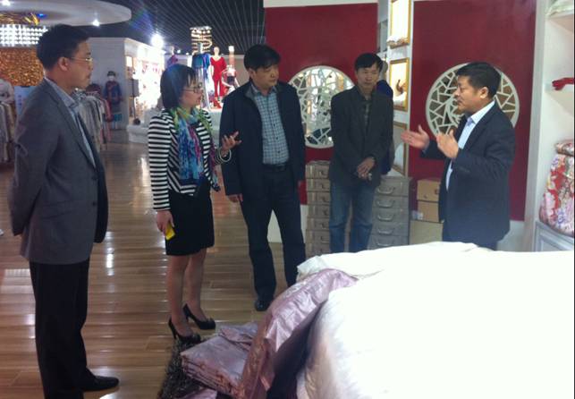 玖久絲綢:蘇州大學(xué)校領(lǐng)導(dǎo)蒞企觀摩