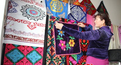 新疆烏蘇市哈薩克族刺繡產品受旅客青睞