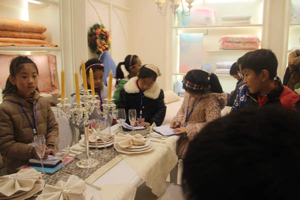 百名晚報小記者走進悅達家紡