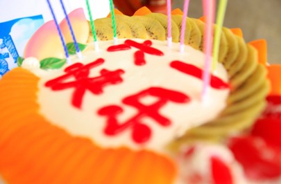 夢潔“六一”助學臘爾山學童,三十年持續推動公益事業