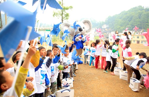 夢潔“六一”助學臘爾山學童,三十年持續推動公益事業