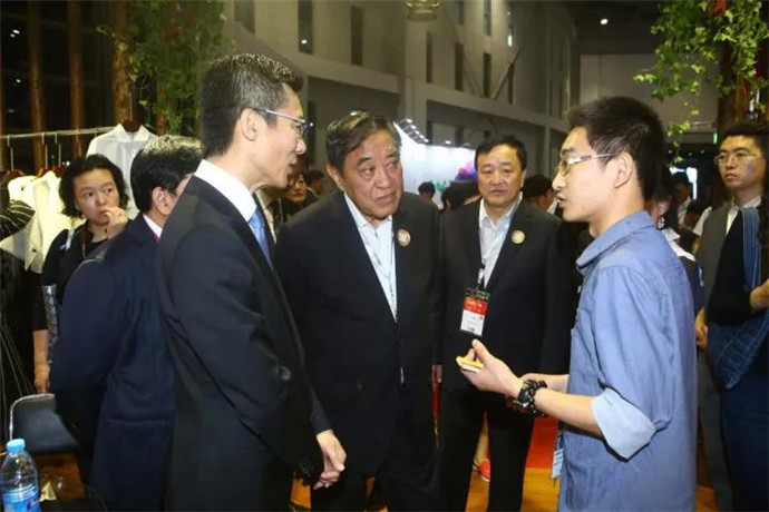 ���@��������L�����м����＾չ���_Ļ