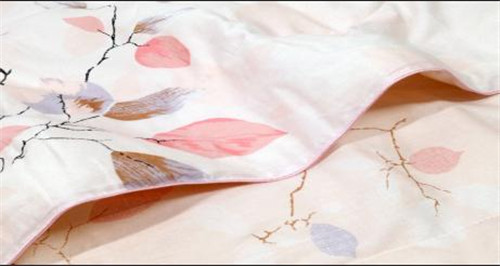 純?nèi)蝗崦老滔谋? border="0" src="http://m.gdiuwh.cn/Upload/201803/27/2018327173353404.jpg"></p>
<p><font face="Verdana">純:夕禾夏被精選100%野生柞蠶絲,</font></p>
<p><font face="Verdana">蠶繭粒粒純凈無塵,蠶絲縷縷純潔天然,</font></p>
<p><font face="Verdana">每一塊絲綿都織進(jìn)了夕禾純稚的情懷。</font></p>
<p><font face="Verdana">百分百純粹“絲芯”,</font></p>
<p><font face="Verdana">只為我們純美的作品,能讓您愉悅開懷!</font></p>
<p align="center"><img alt=