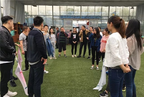 �Pʢ����F(tu��n)�����(d��ng)�O��(zh��n)�澳���ƵZͬ�У�