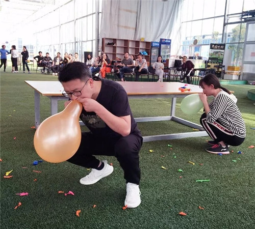 �Pʢ����F(tu��n)�����(d��ng)�O��(zh��n)�澳���ƵZͬ�У�