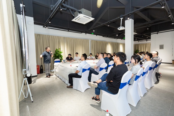 “后疫情時代 共議時尚未來發(fā)展”主題論壇在湖州絲綢小鎮(zhèn)舉行